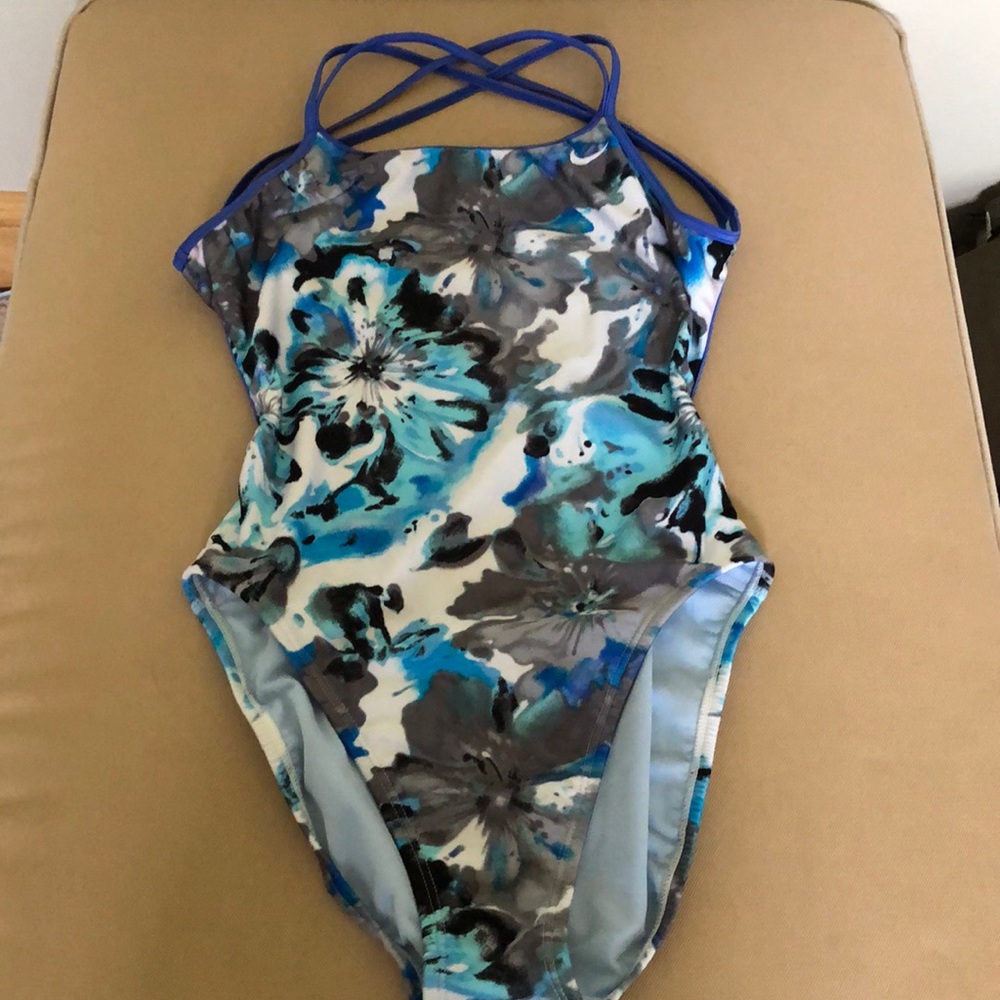 Nike women’s one piece swimsuit. Size 6